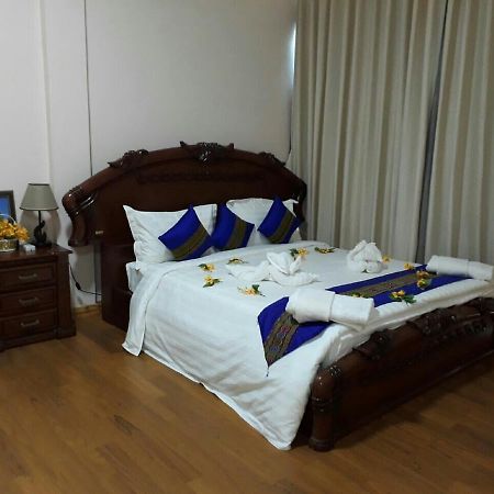 Famous Hotel Loikaw Bagian luar foto