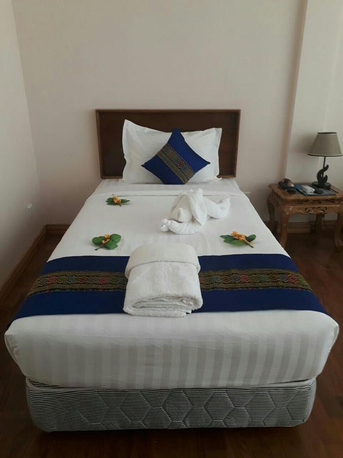 Famous Hotel Loikaw Bagian luar foto