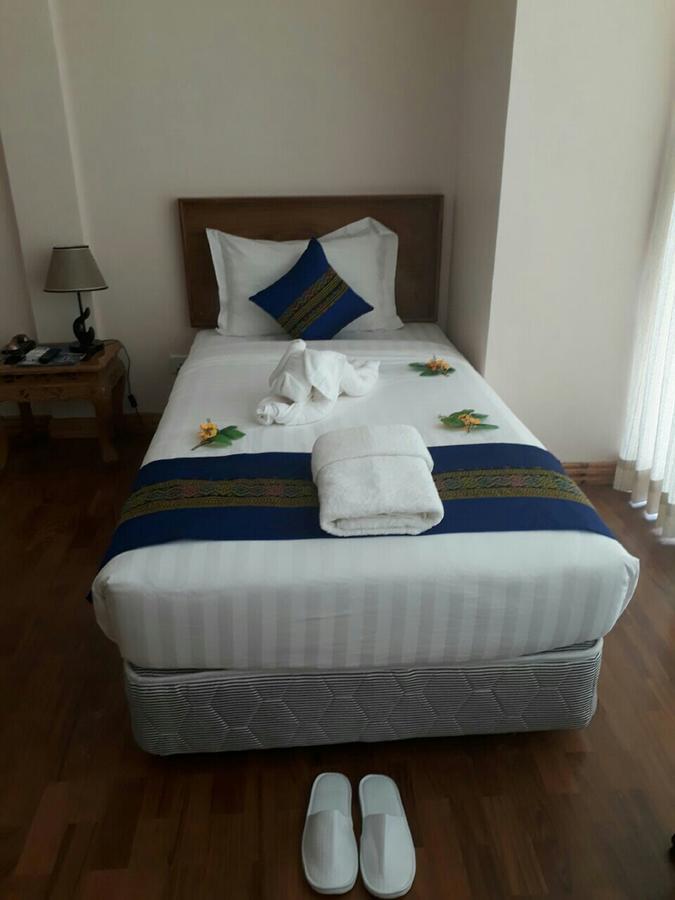 Famous Hotel Loikaw Bagian luar foto