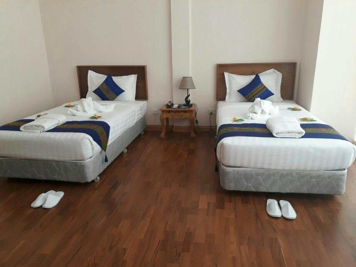 Famous Hotel Loikaw Bagian luar foto