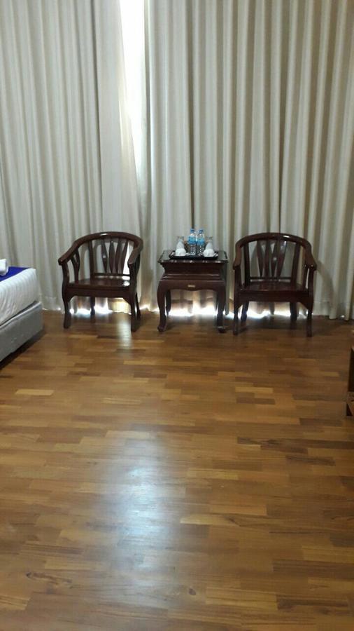 Famous Hotel Loikaw Bagian luar foto